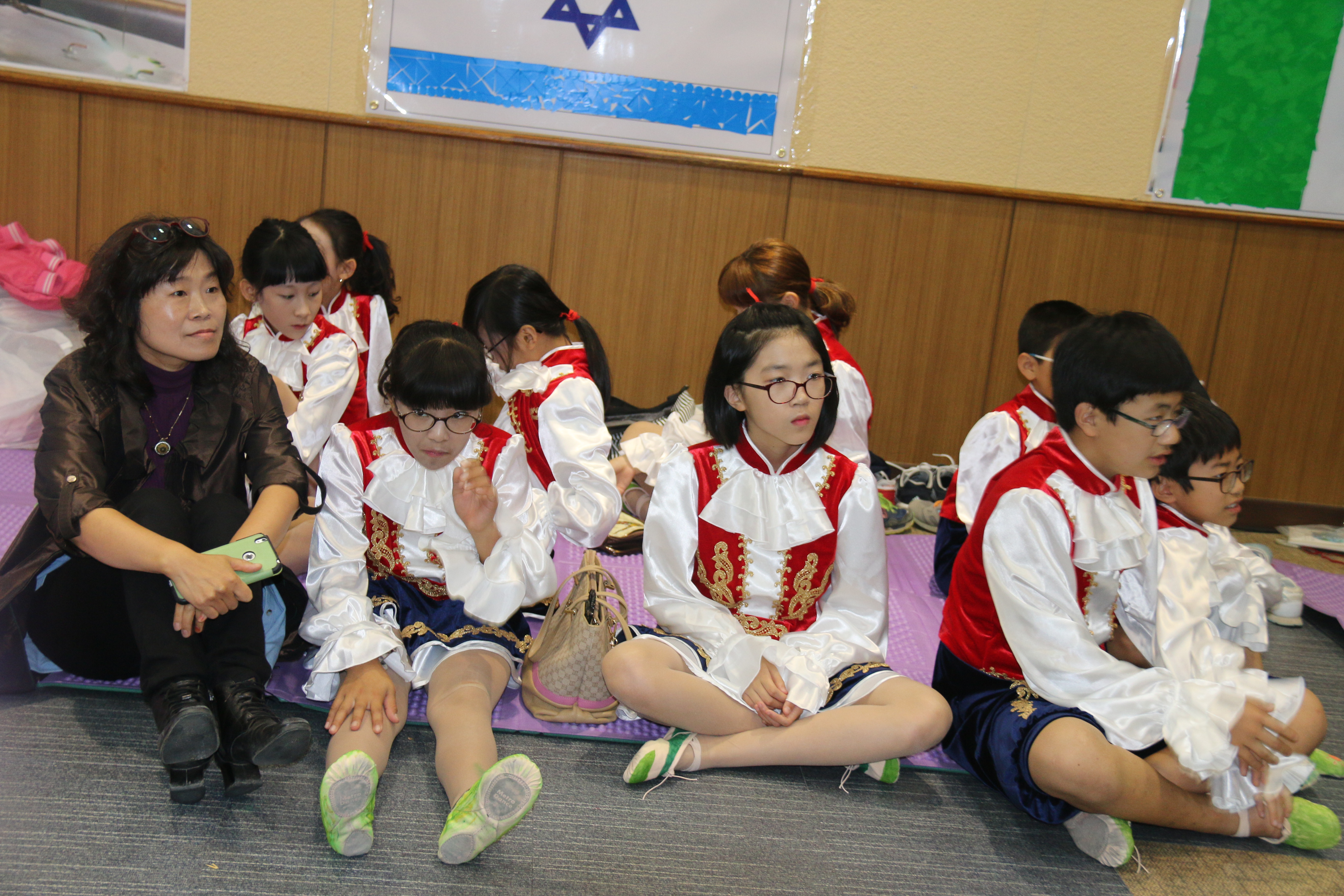 다른친구들의 춤도 관람하며