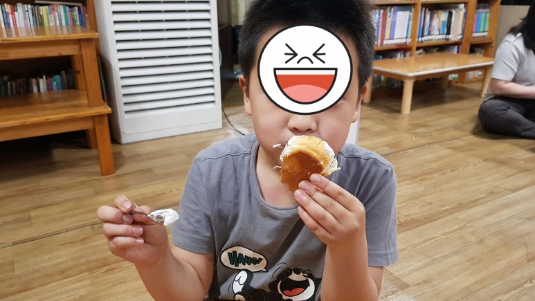 크림빵을 베어물으면 크림이 한가득!