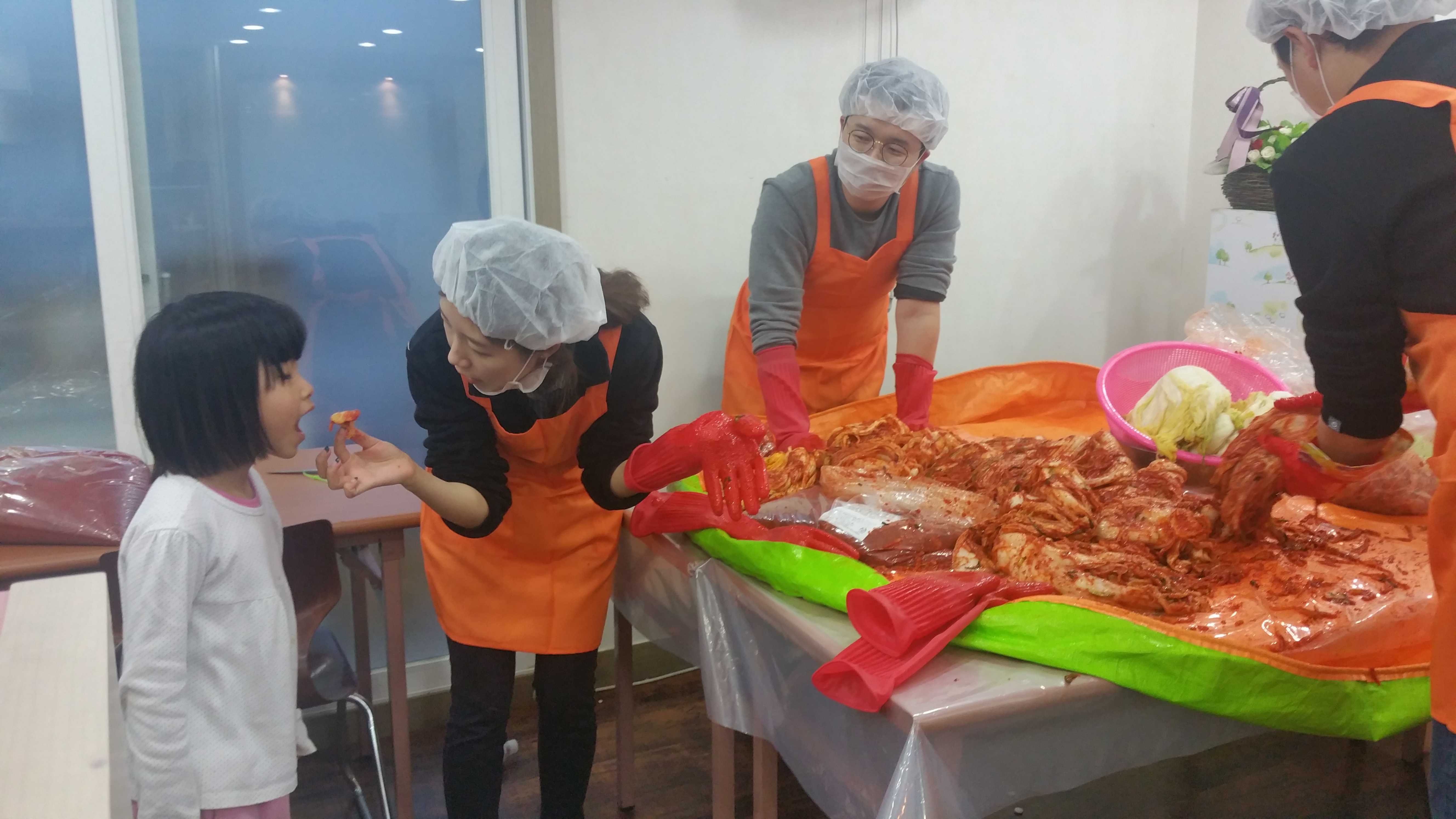 김치먹는 모습도 예쁘게~