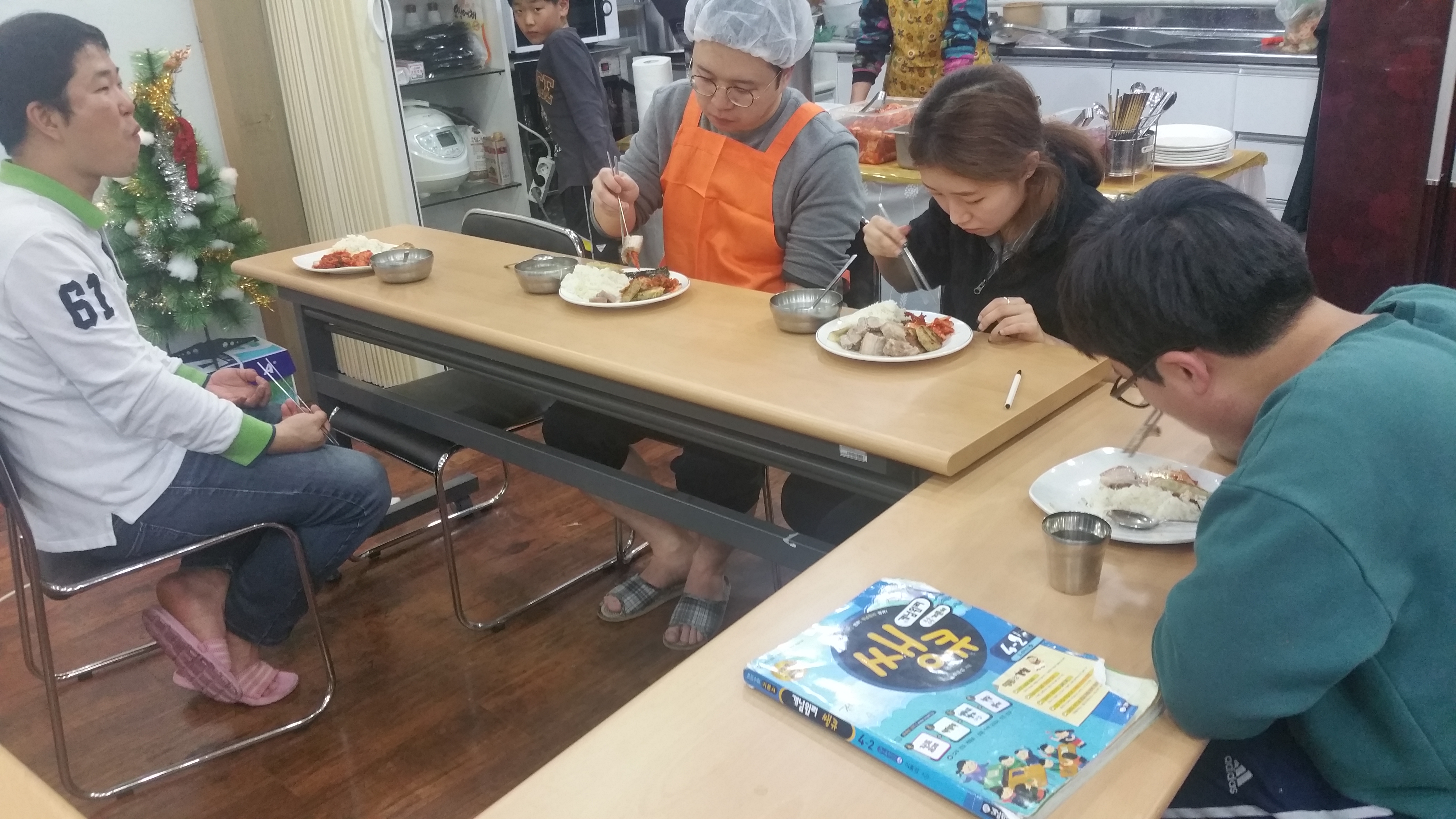 수고하신 쌤들 박수짝짝^^ 일도 잘하시고 식사도 너무 맛있게 드셔 주셔서 감사감사해요^^