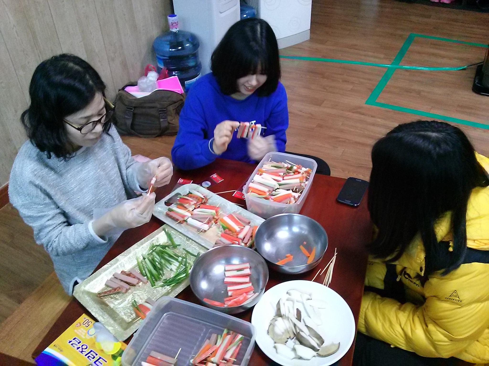 중학생 여자아이들이 마무리를 하였습니다.