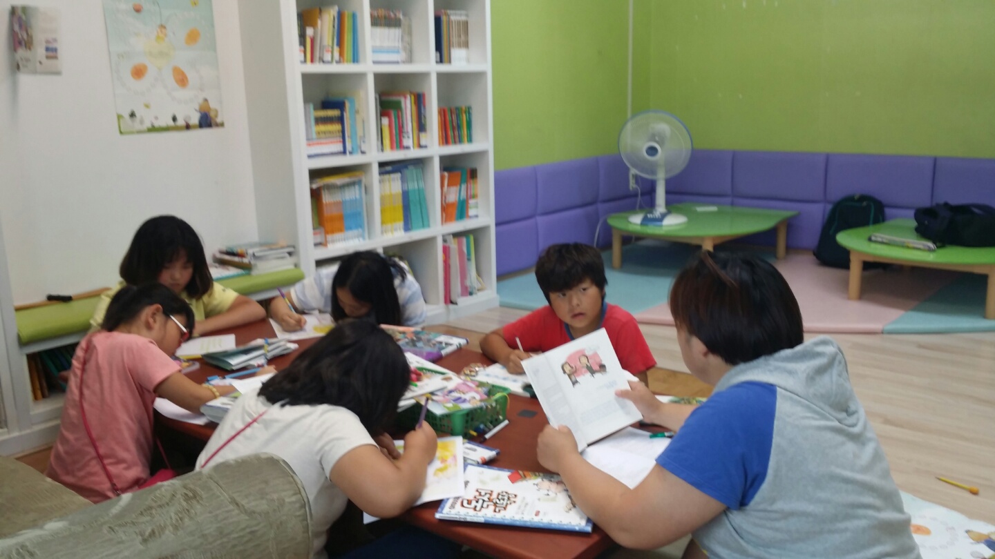 함께 책을 일고 이야기도 나누구